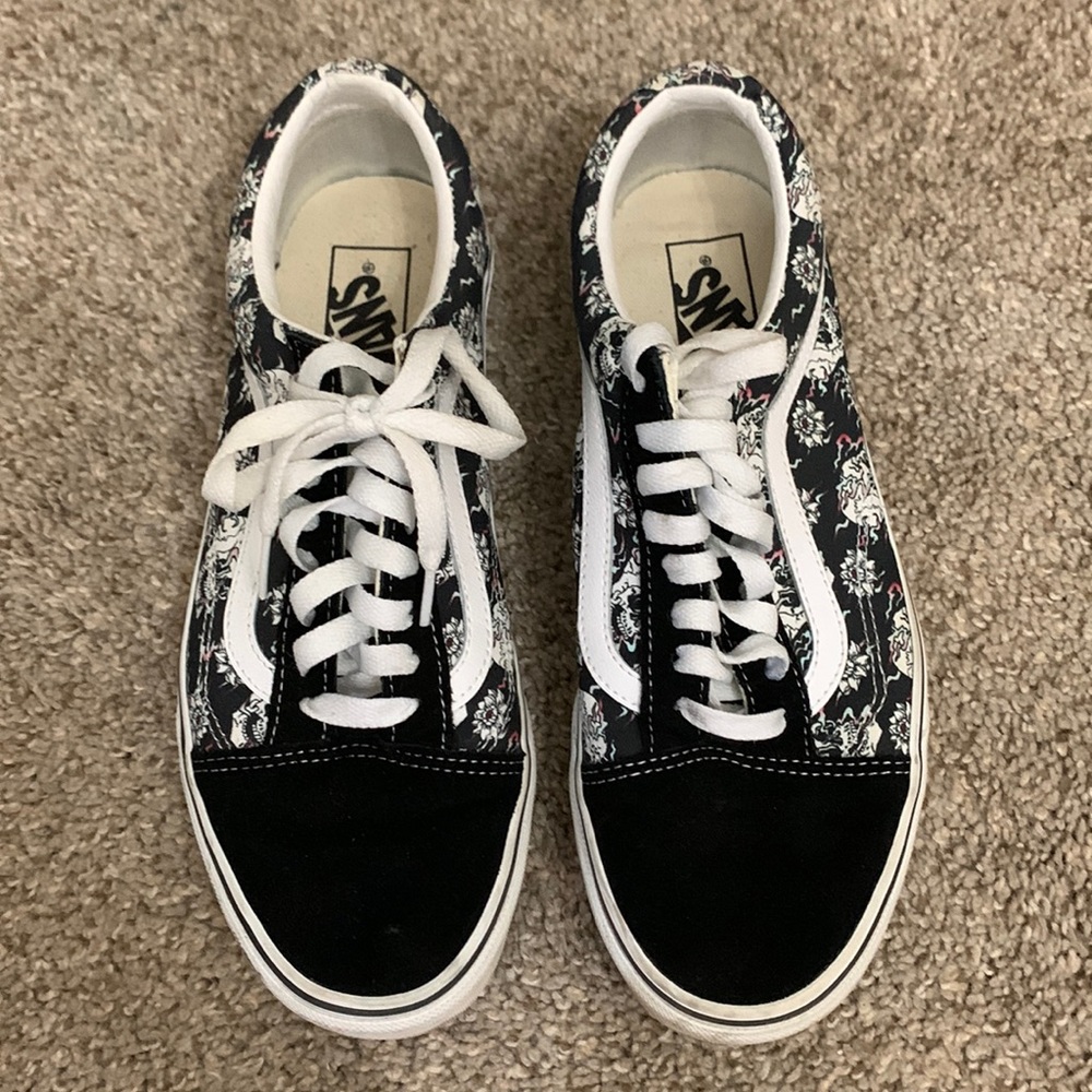 Skull vans with flames / original price 60-70 dollars. A bit dirty not too used.